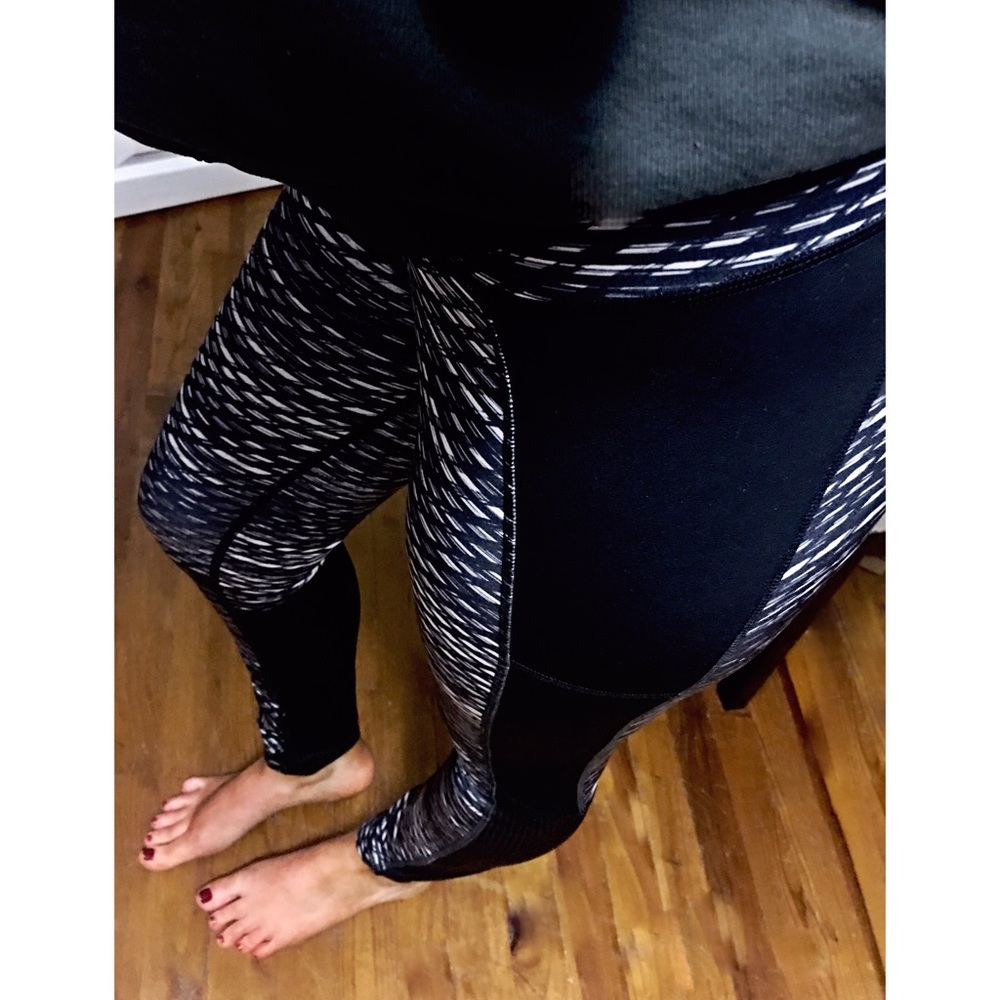 UNDER ARMOUR Black & White Mesh Bottom Legging